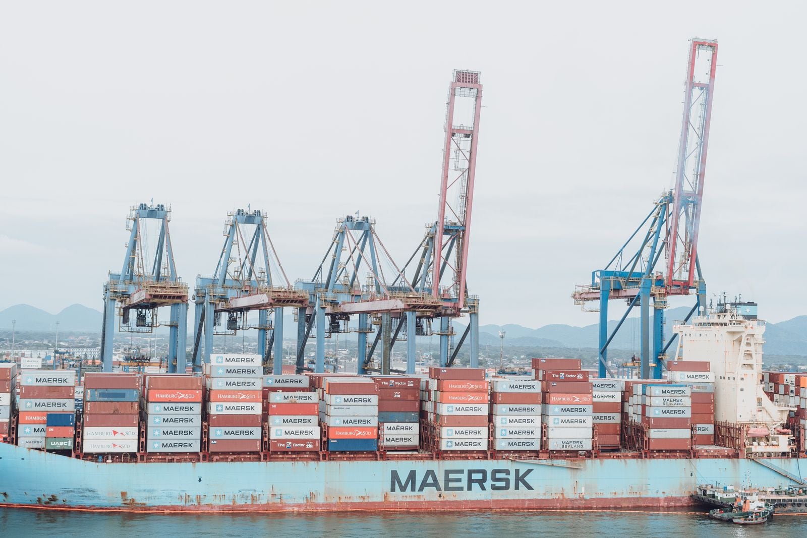 Containerschip in een haven